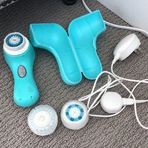 Clarisonic Mia 2 with Case, Cord and brush heads!!